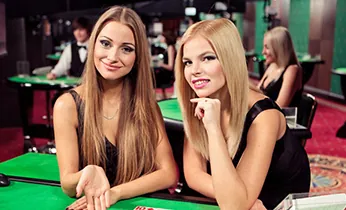 Người chơi phân tích tỷ lệ cược trên màn hình 33win7 Bet